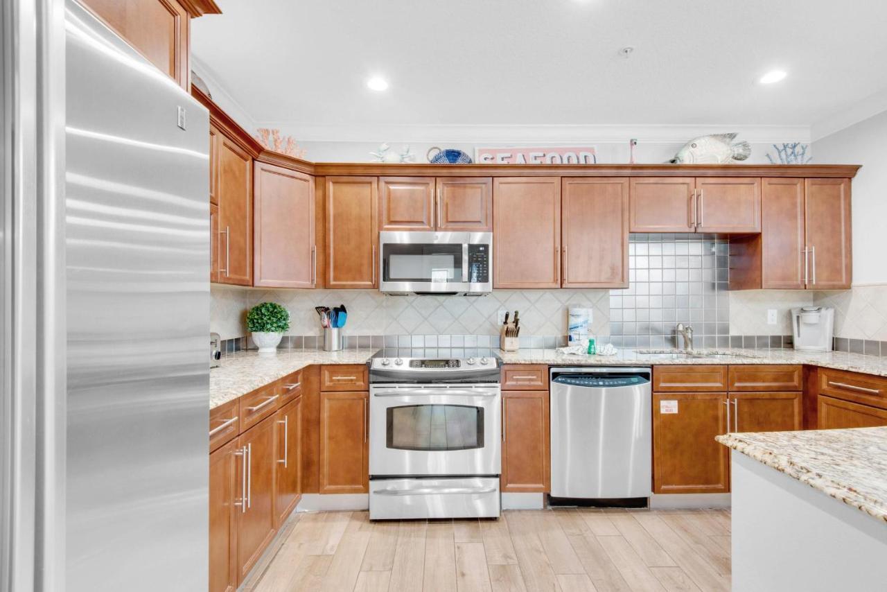 Emerald Grande W222 Apartment *